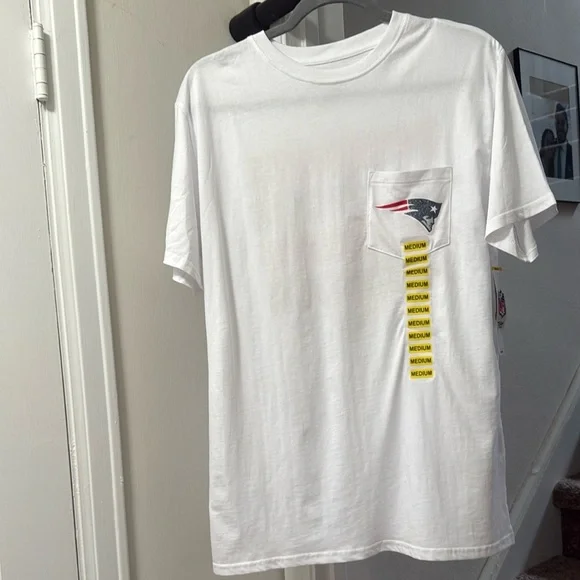 New England Patriots Sparkly Women White Graphic T-Shirt - Picture 2 of 4